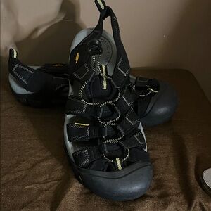 😄Keen close toed sandals large size 14